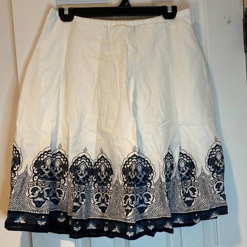 Jones Wear Studio White and Blue Lined Knee Length A-Line Skirt Size 8P
